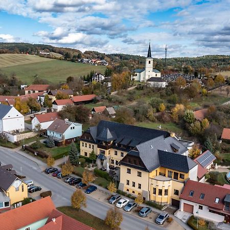 Valassky Hotel A Pivni Lazne Ogar Лугачовице Экстерьер фото