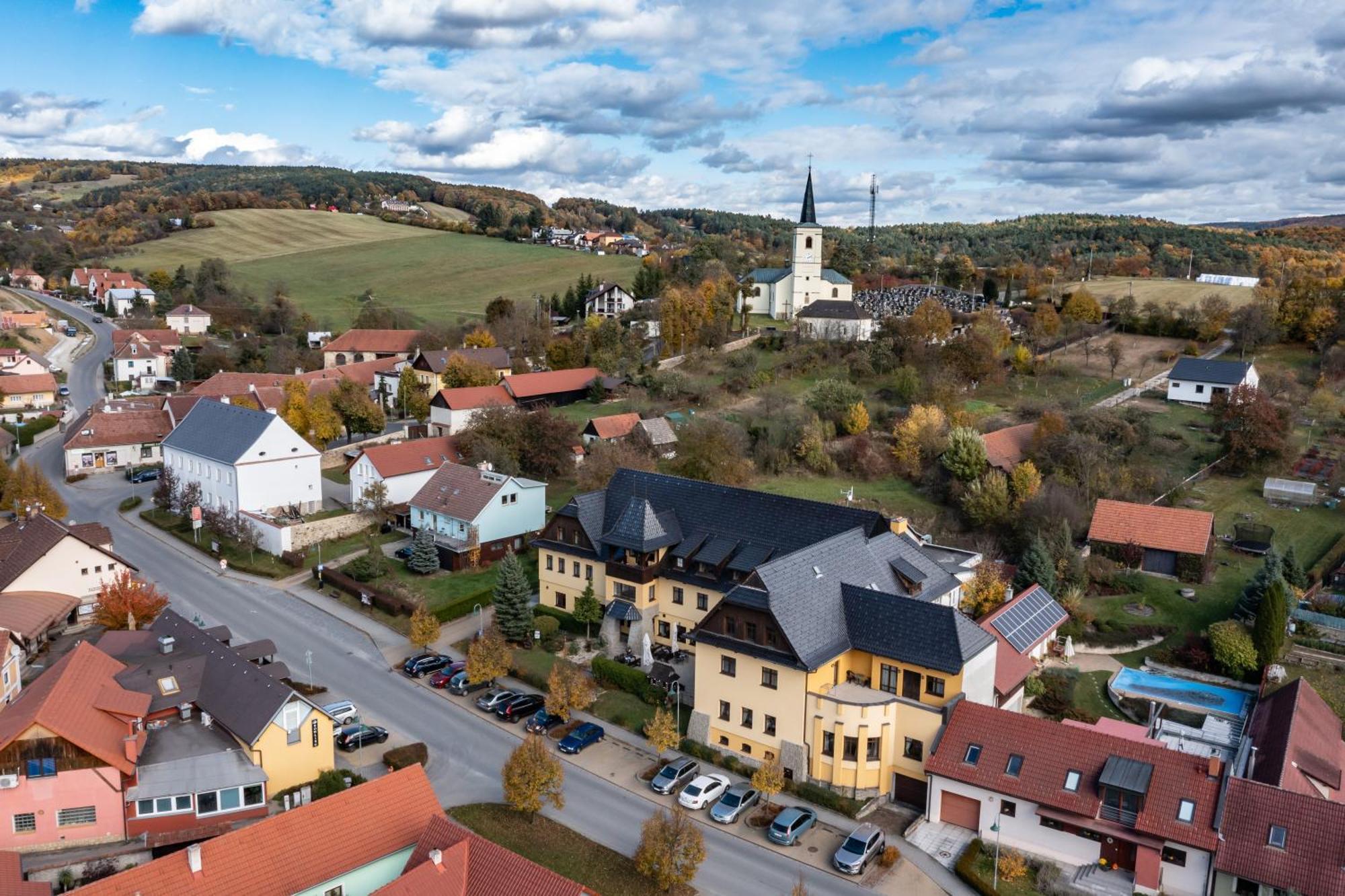 Valassky Hotel A Pivni Lazne Ogar Лугачовице Экстерьер фото